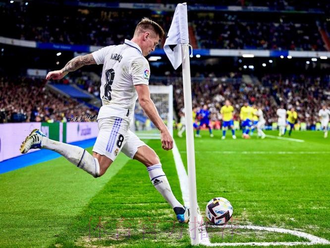 皇马:克罗斯获德国骑士十字勋章 将在伯纳乌领取 皇马:克罗斯获德国骑士十字勋章 将在伯纳乌领取